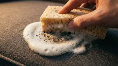 Canapeaua veche a devenit ca nouă în 15 minute — fără curățare chimică