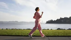 Mersul pe jos a pierdut teren? Oamenii de știință au descoperit un obicei mai benefic