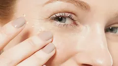 5 greșeli care fac ca pielea din jurul ochilor să pară obosită chiar și la femeile care au grijă de ele