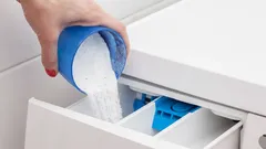 În tava de scurgere sau direct în tambur? Un instalator a dezvăluit un secret neașteptat al spălării rufelor