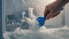 Uitați de decongelarea îndelungată: această metodă îndepărtează gheața în doar câteva minute