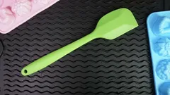 De ce se pune o spatulă din silicon în congelator — un efect despre care puțini știu