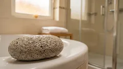 De ce durerile de călcâie se agravează după utilizarea pietrei ponce — explicație științifică