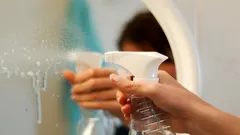 Oglinda din baie nu se mai aburește: un truc simplu pentru o săptămână