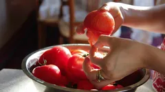 Uitați de apa clocotită: coaja se desprinde singură, fără efort