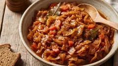 Cum să pregătești o tocană de varză cu adevărat delicioasă: sfaturile bucătarului-șef